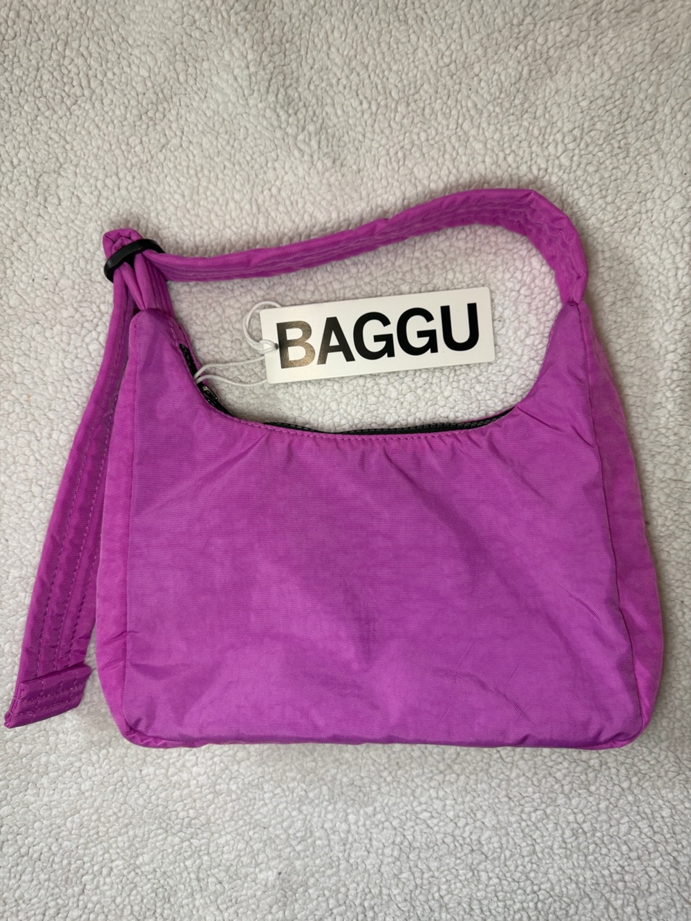 BAGGU Shoulder Bag in Bright Magenta